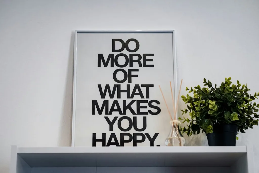 Sign on a mantle that say "do what makes you happy"
